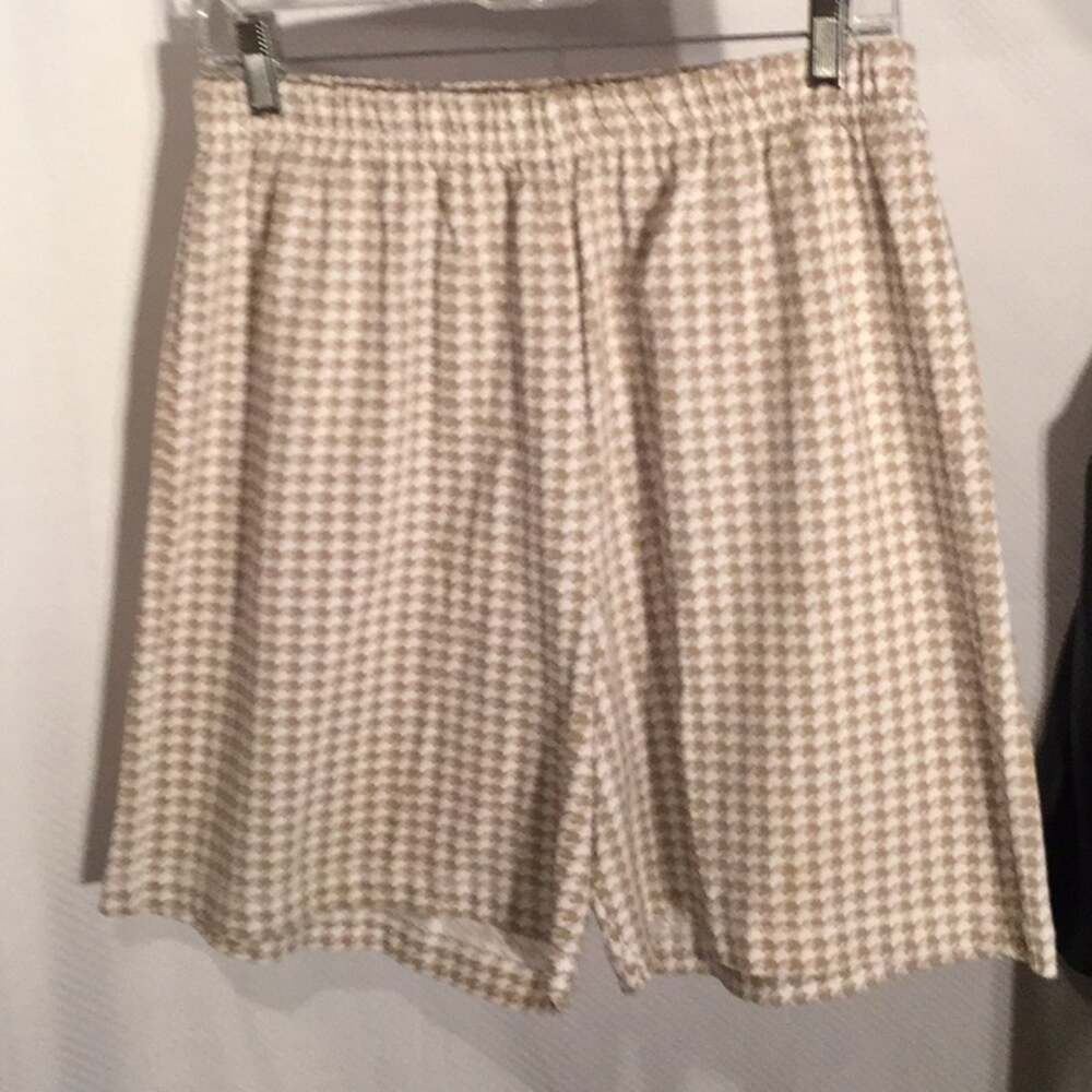 White tan herringbone pullon style knit short EUC